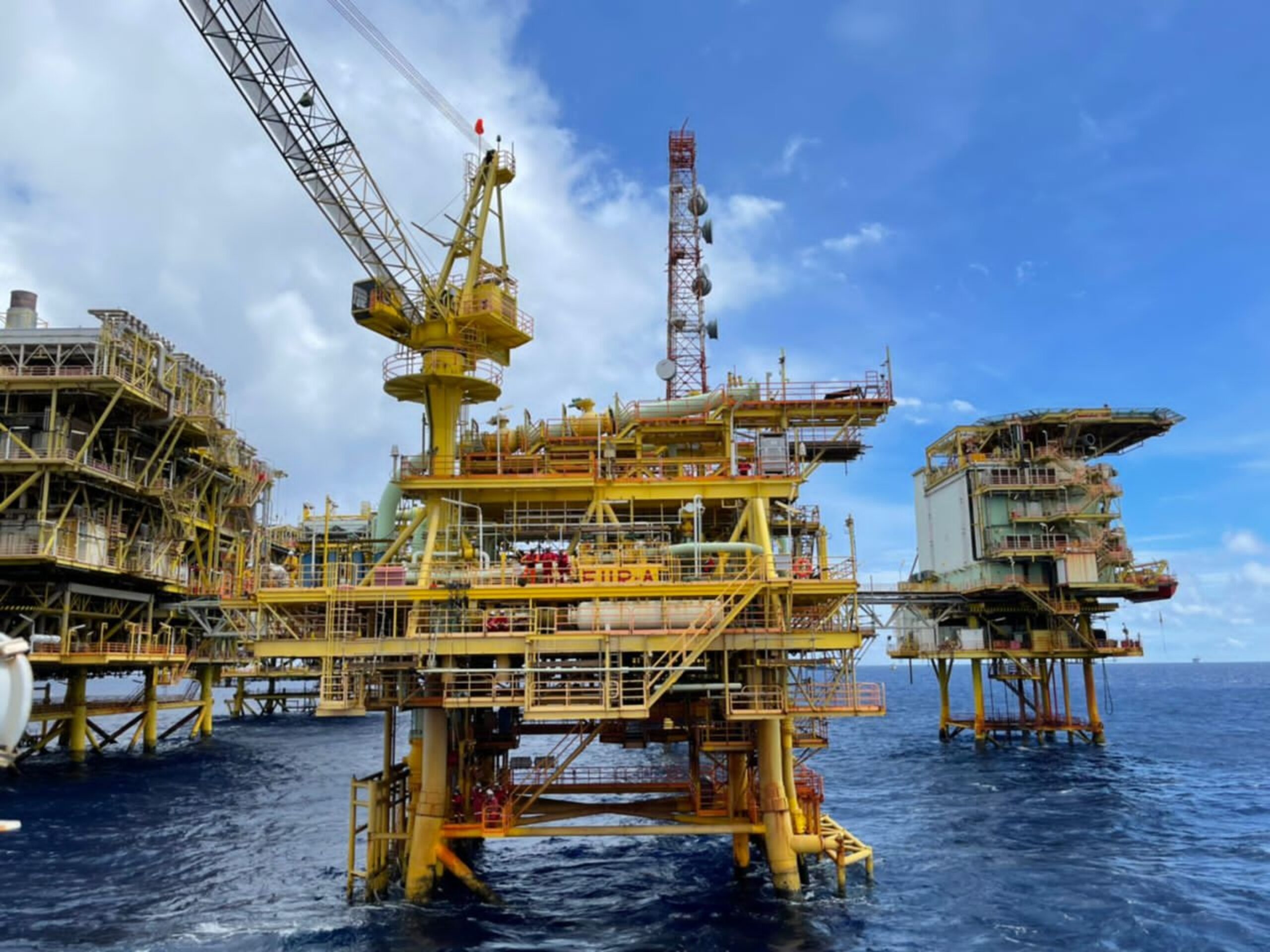 Offshore construction and hook up